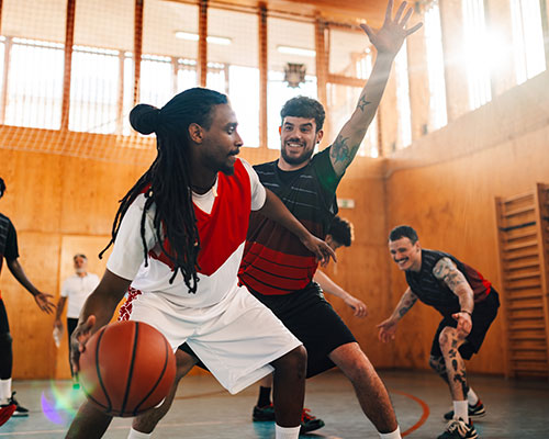 Homme participant à un match de basket